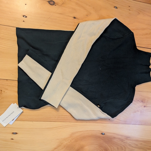 Two-Tone Beige & Emerald Green Mockneck Sweater - Picture 2 of 6